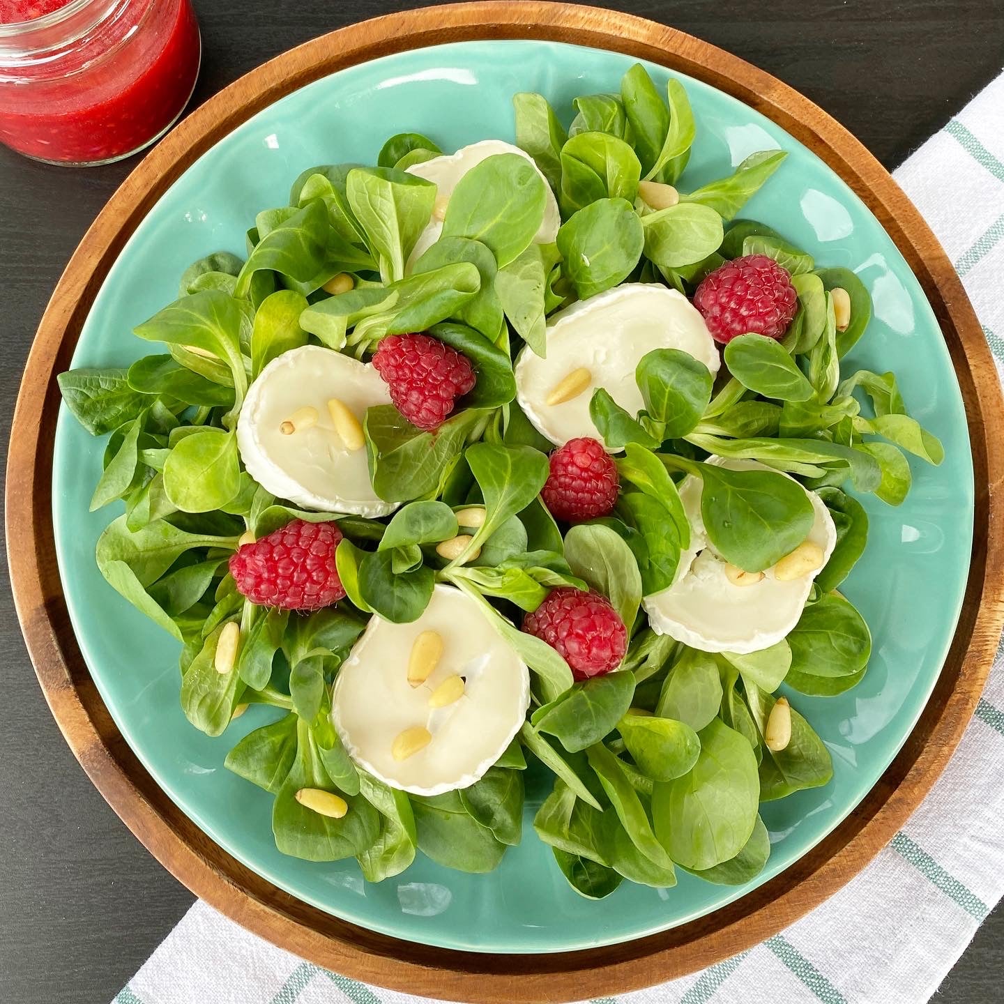 Feldsalat & Himbeervinaigrette mit Himbeernusspulver
