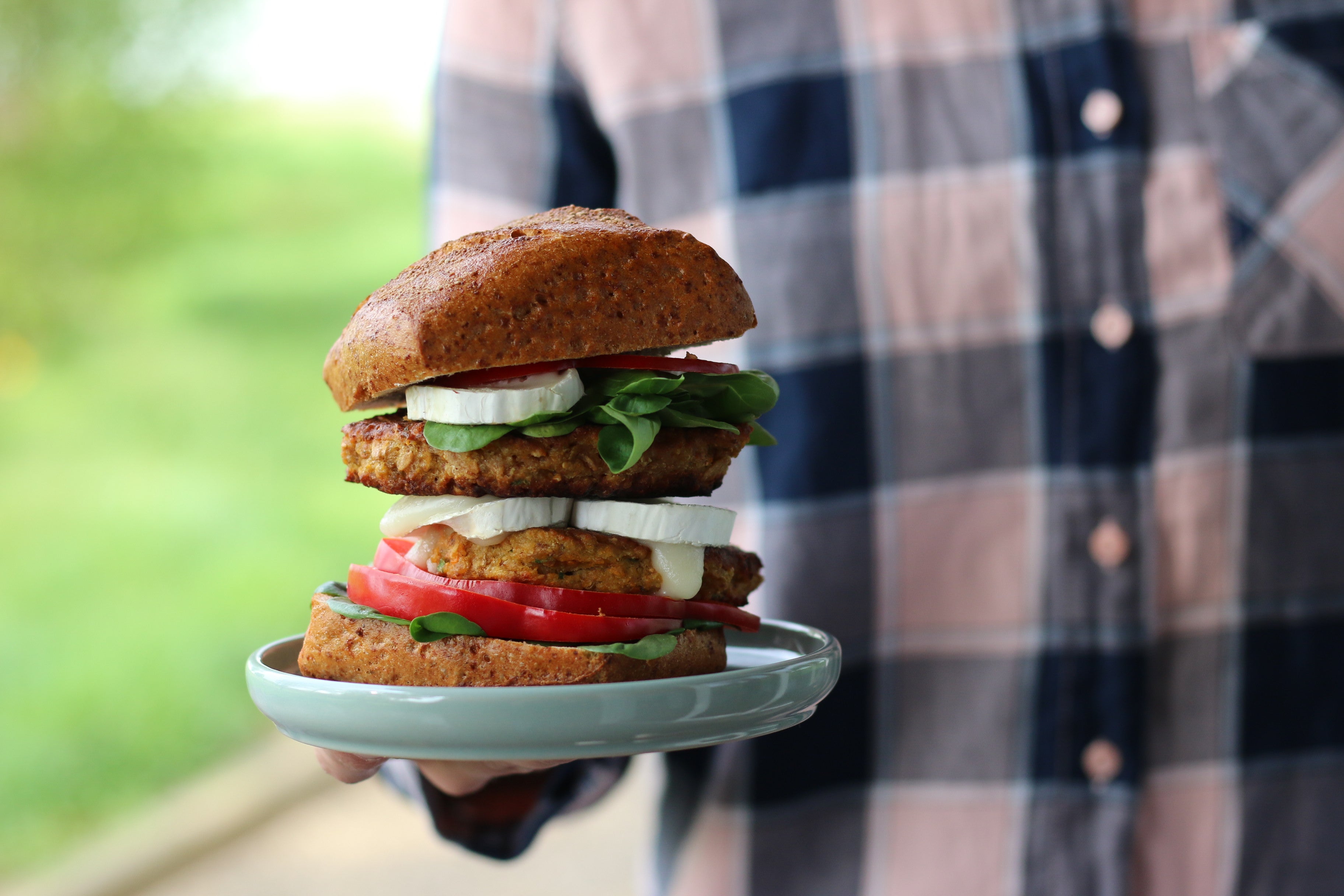 vegetarischer Burger mit Himbeernuss